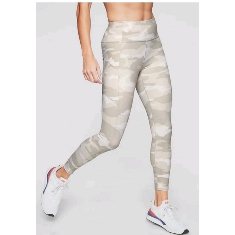 Athleta Elaston Camo  7/8 Tight White Camo Leggings Activewear Small